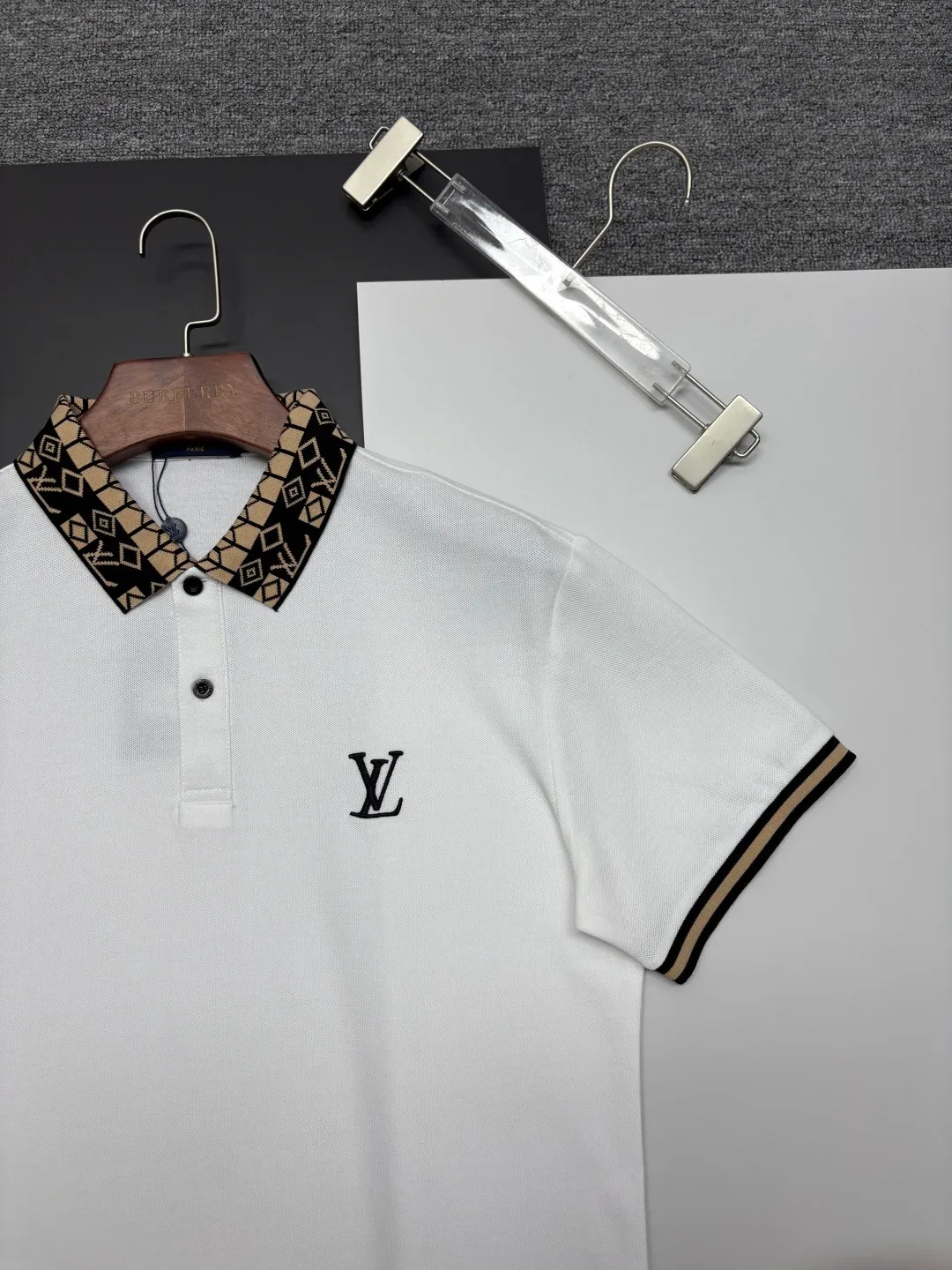 🅿️210 LV Louis Vuitton's new embroidered Polo shirt. Original fabric. Official same style. Made of 210 grams of pure cotton pique fabric, customized in the same vat dyeing fabric. It feels very comfortable and smooth. The version is quite wide and stylish. Produced by a first-line brand factory. Imported Behringer embroidery machine. The embroidery is full and textured. The collar rib is woven with imported yarn. It will not deform after long-term wear. The latest style for spring and summer. Fashionable and individual. Super versatile and good-looking. It is very suitable for both men and women. A must-have item. Color: black, white, apricot, royal blue. Size: M-XXXL